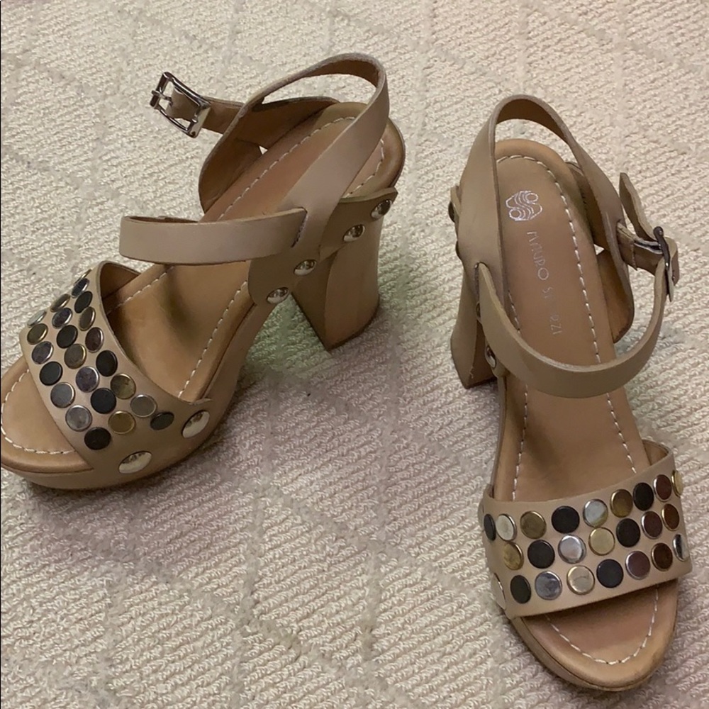 Wood heel shoe